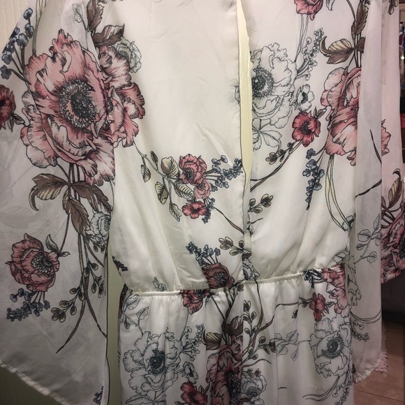 Floral romper with bell sleeves size small - Picture 8 of 8